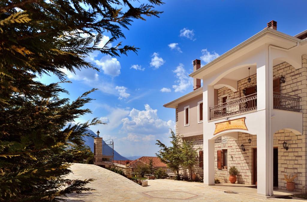 Nespecifikovaný výhled na hory nebo výhled na hory při pohledu z hotelu