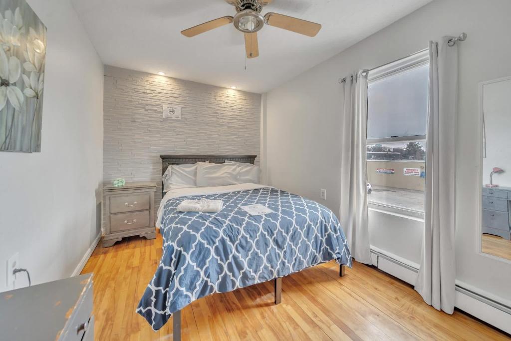 En eller flere senge i et værelse på Cozy Private Suite