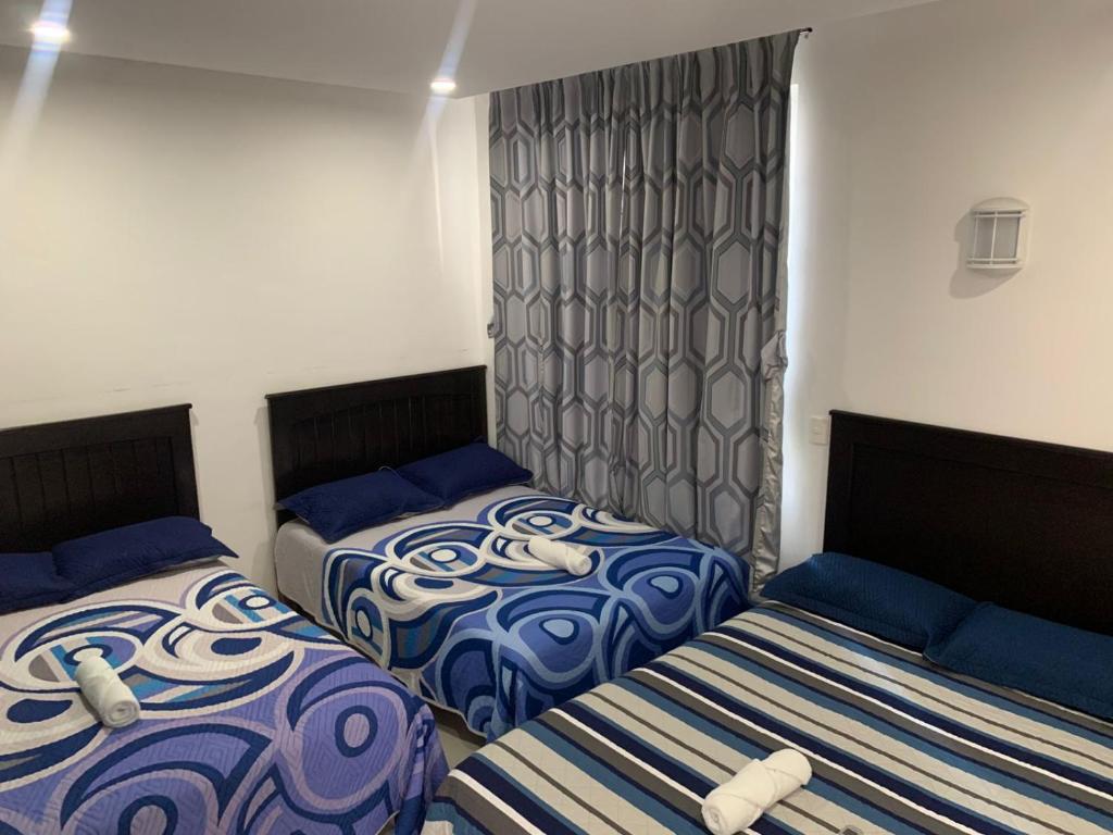 Giường trong phòng chung tại Casa Hannia 30 huéspedes Cerca de la playa Alberca