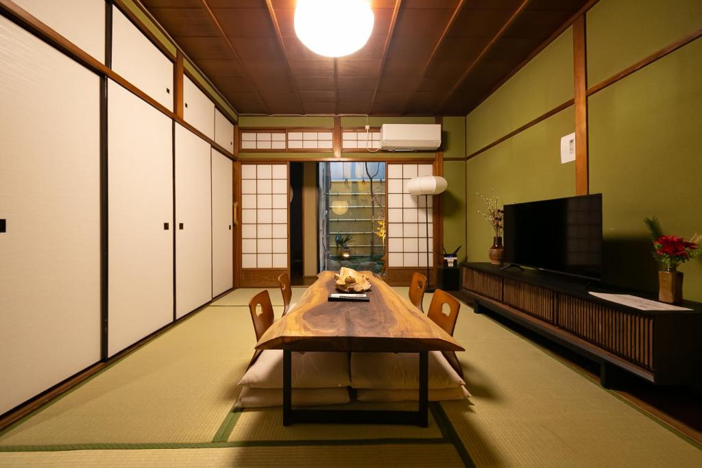 100平米で最大10名宿泊可能- Shinsaibashiまで徒歩5分の立地で美しい日本家屋です-BBQも楽しめます