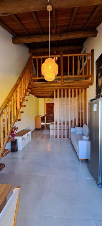 ein Wohnzimmer mit einer Couch und einer Treppe in der Unterkunft Apartamento completo com Mezanino in Marau