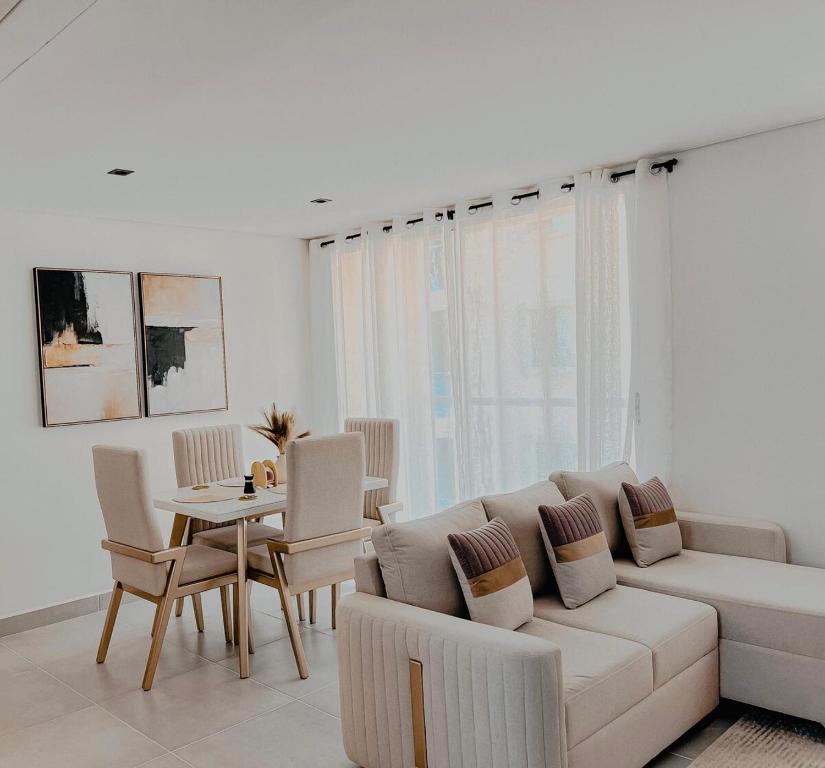 een witte woonkamer met een bank en een tafel bij Exceptional apartment to rest in Cartagena