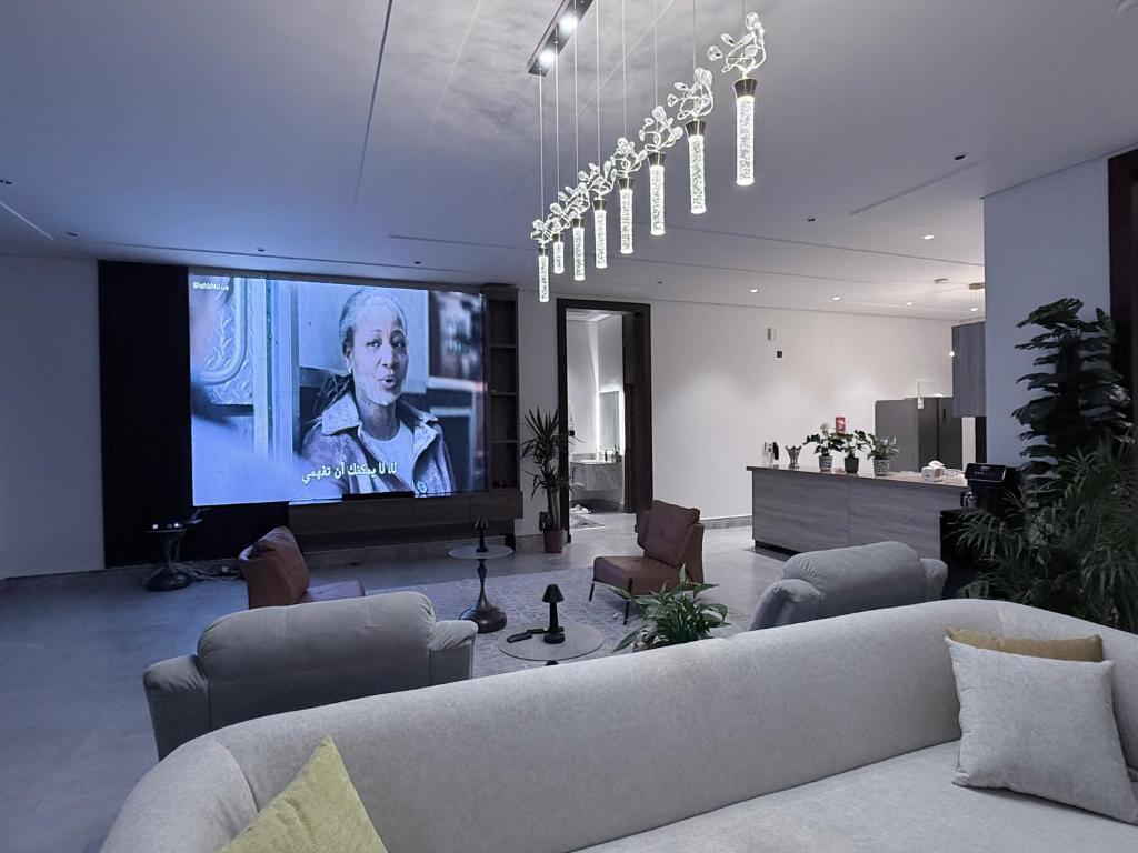 een woonkamer met een bank en een flatscreen-tv bij منتجع دارك in Hail
