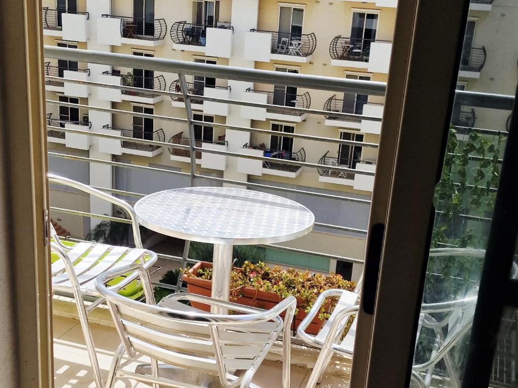 une table et des chaises sur le balcon d'un bâtiment dans l'établissement Welcome to Malta, à Il-Gżira