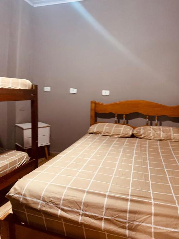 a bedroom with a bed in a room at Recanto orti in Olímpia