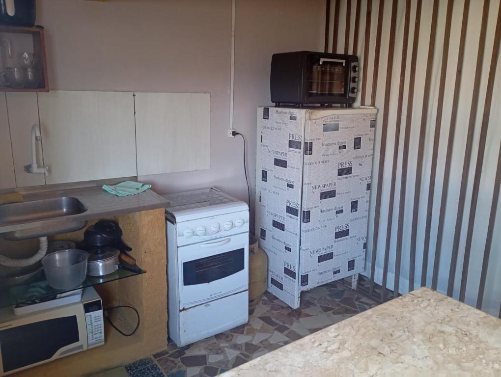 una cucina con un forno a microonde sopra una pila di scatole di Flats Beira mar casal a Penha