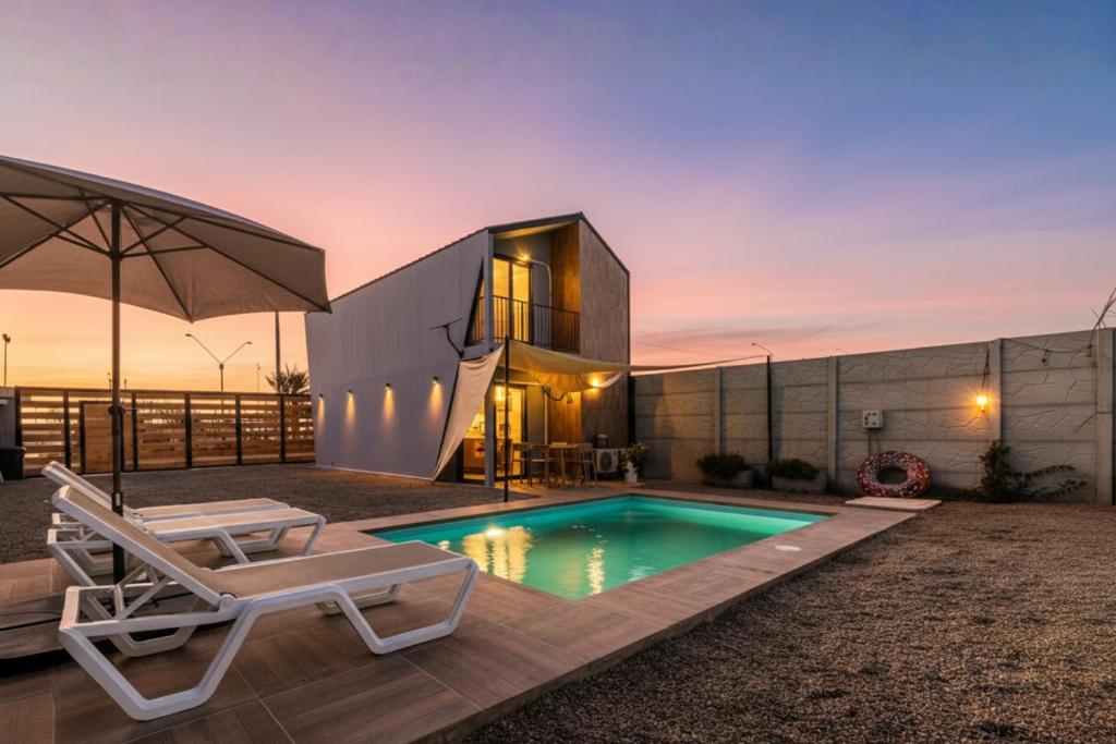 Swimmingpoolen hos eller tæt på Tiny House con Piscina Privada, AC and Starlink