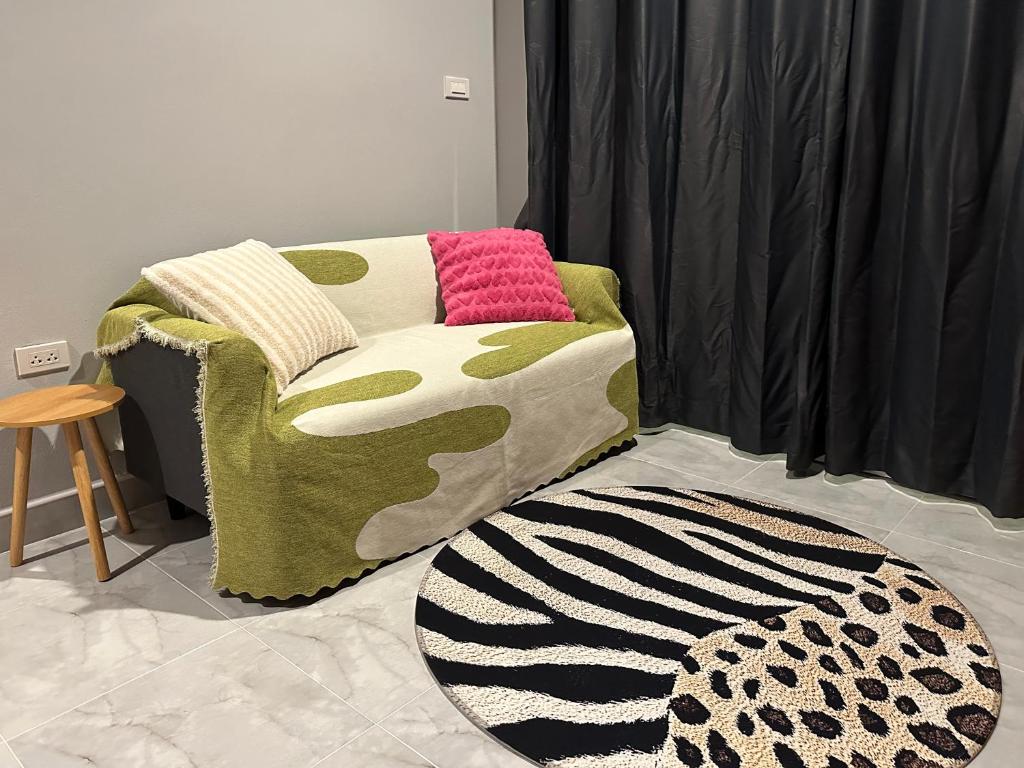 een woonkamer met een stoel en een tapijt bij Hill View Home 3 in Ko Pha Ngan