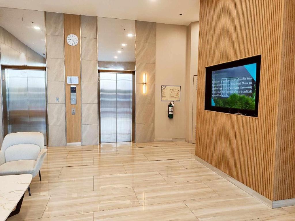 Een TV en/of entertainmentcenter bij 319 Tower 4 Avida Atria Iloilo Comfy Cozy Central Studio Unit
