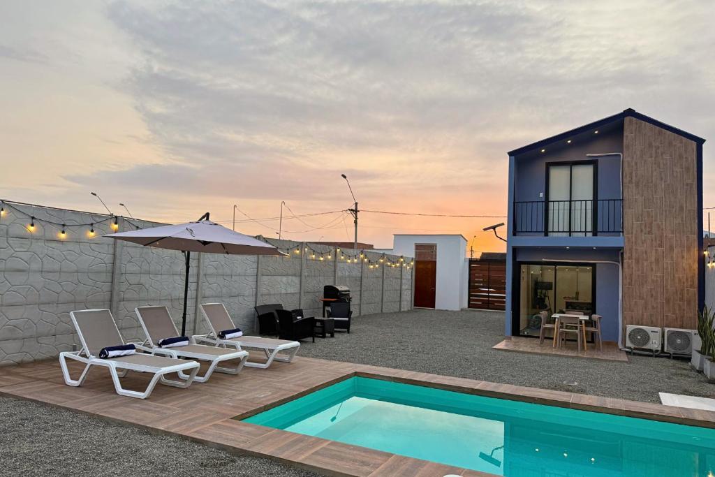 une cour arrière avec une piscine et une maison dans l'établissement Tiny House con Piscina Privada, Jacuzzi, Parrilla y Starlink, à Punta Negra