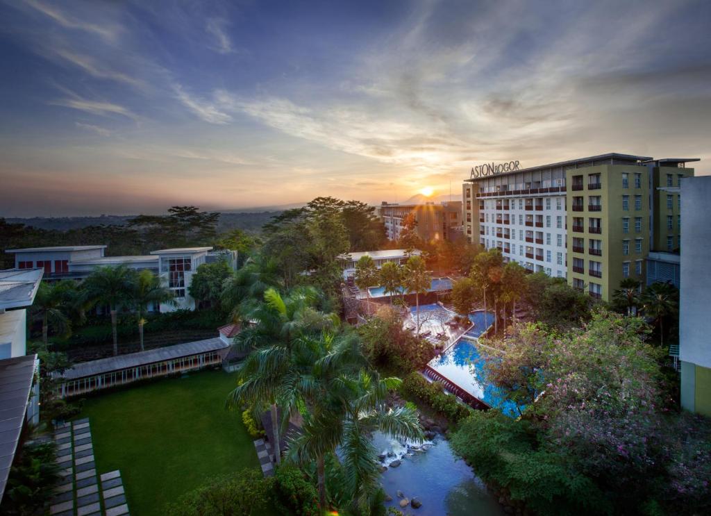 Hồ bơi trong/gần Aston Bogor Hotel and Resort