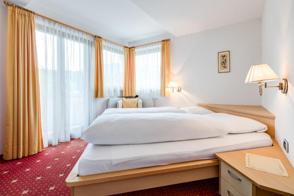 Postel nebo postele na pokoji v ubytování Pension Haus am See