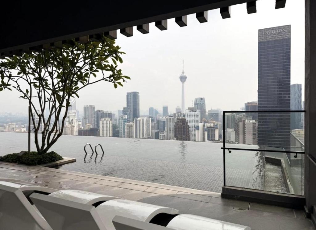 Balkón nebo terasa v ubytování AXON Suites Near Bukit Bintang by Peak Pavilion