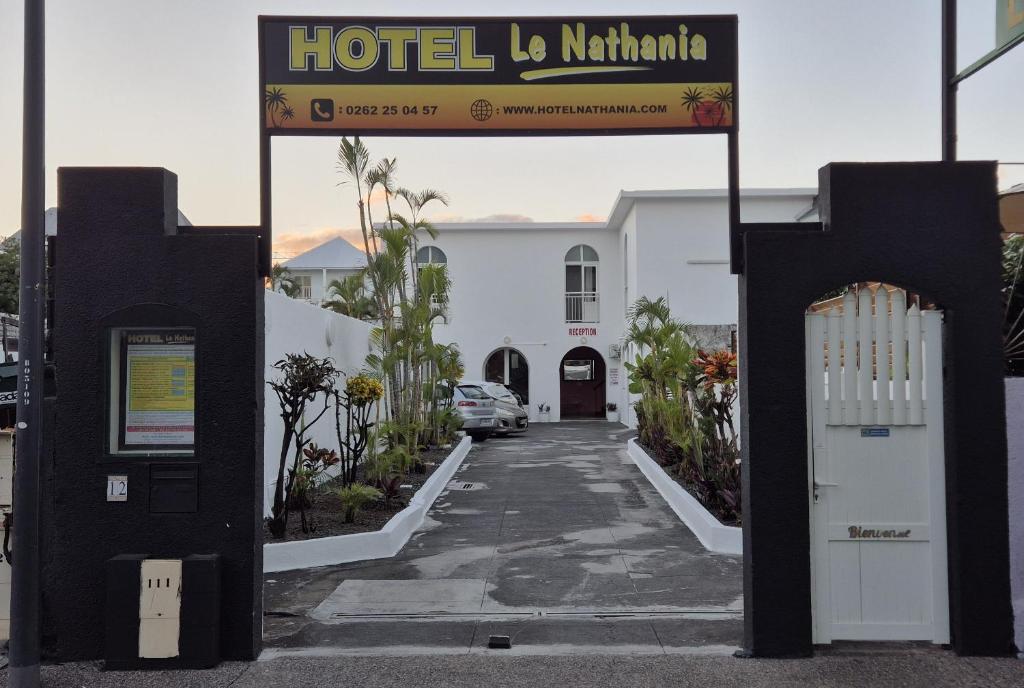 een bord voor een hotel op een parkeerplaats bij Hôtel Le Nathania in Saint-Pierre