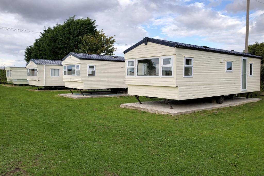 a row of mobile homes parked in a field at Withamside Country Park in Boston