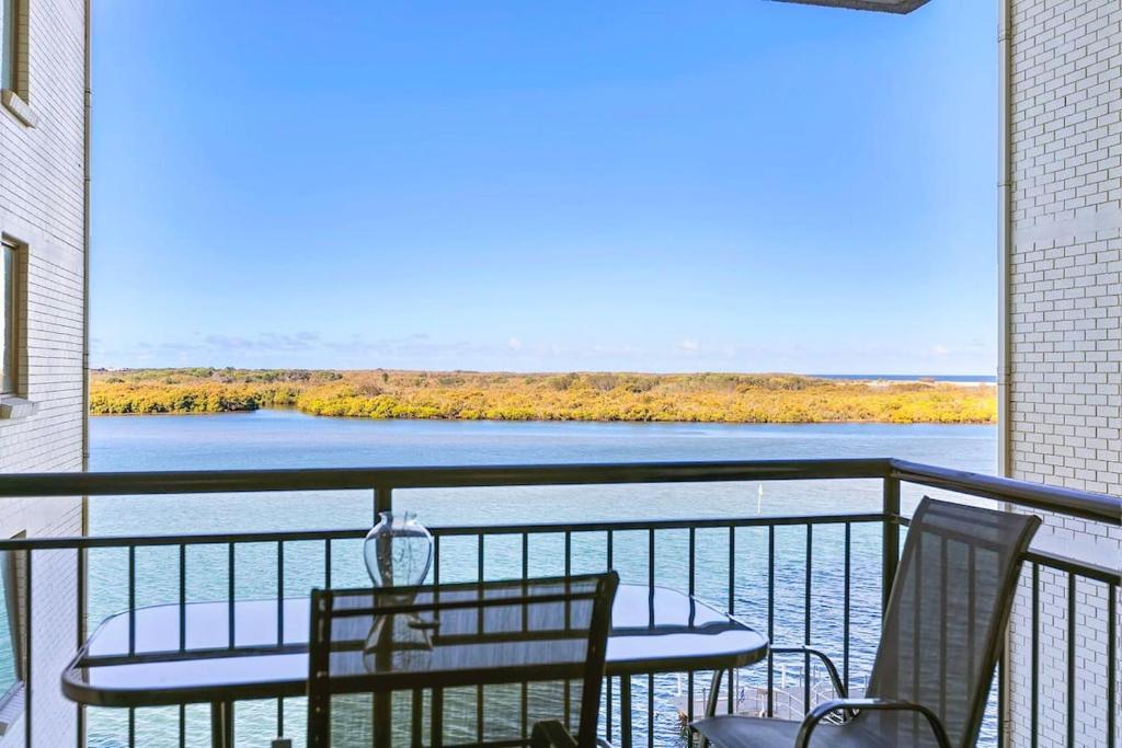 Udsigt til en flod der løber i nærheden af lejlighedshotellet