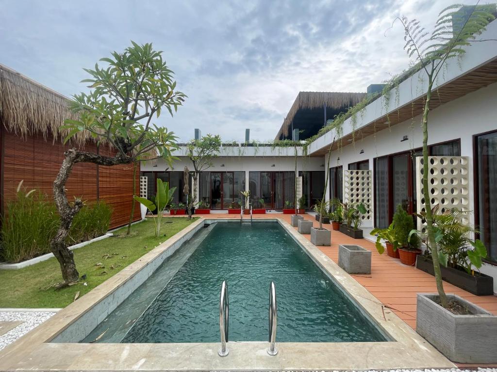 een zwembad in het midden van een huis bij Saltera Kedungu in Tanah Lot