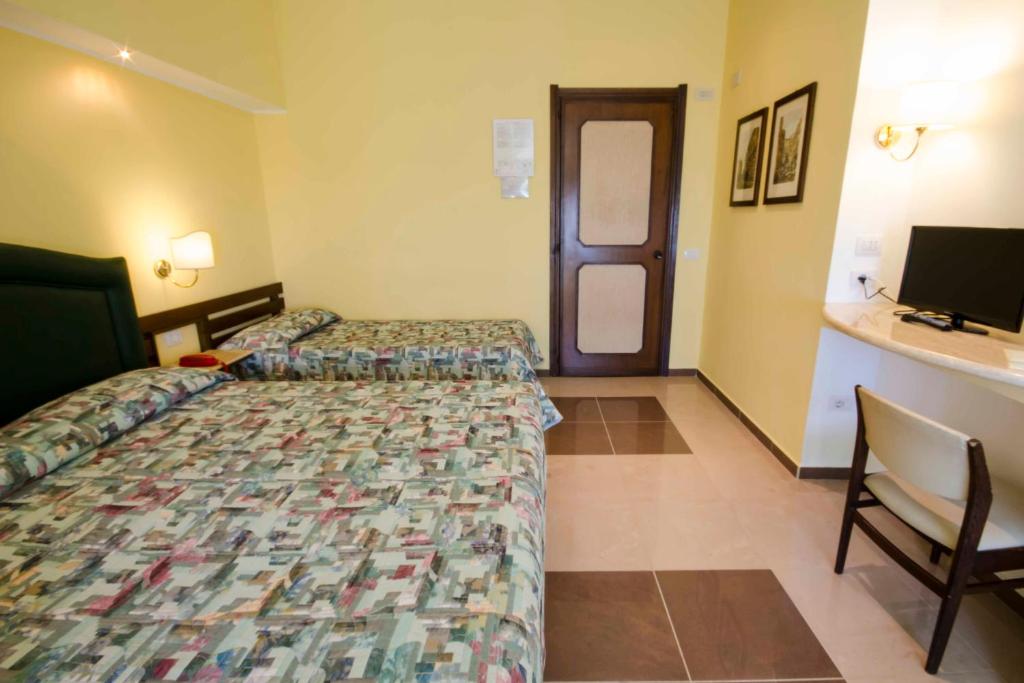 Postel nebo postele na pokoji v ubytování Hotel Tarconte