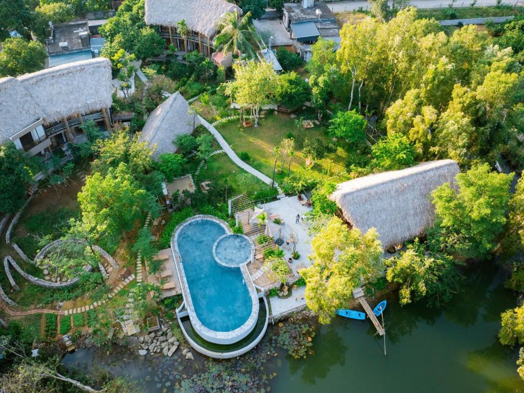 een luchtzicht op een achtertuin met een zwembad bij Van Long Garden Retreat in Ninh Binh