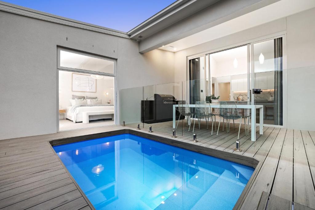 une maison avec une piscine et une salle à manger dans l'établissement Bella Villa, à Safety Beach