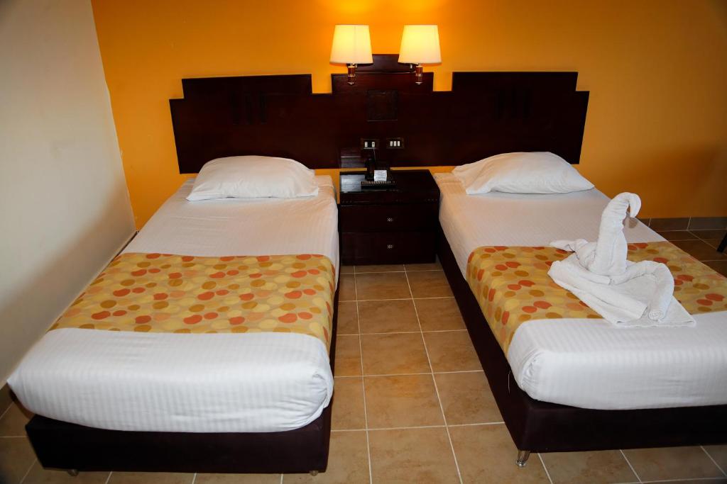 Postel nebo postele na pokoji v ubytování Coral Sun Beach