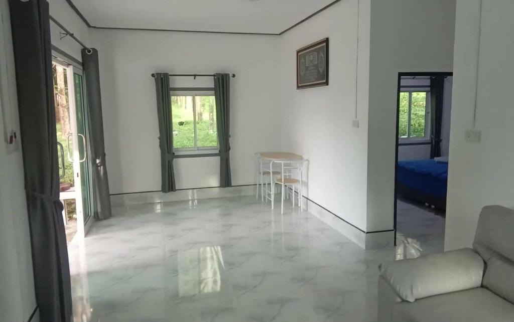 een woonkamer met 2 stoelen en een bank bij private house khlongnin in Phra Ae beach