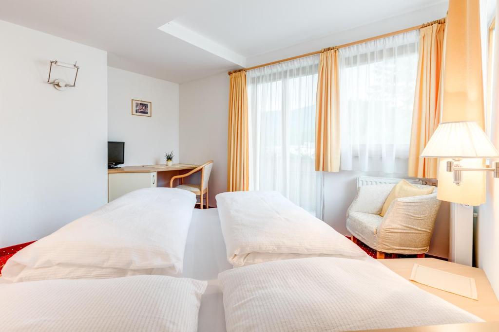 Postel nebo postele na pokoji v ubytování Pension Haus am See