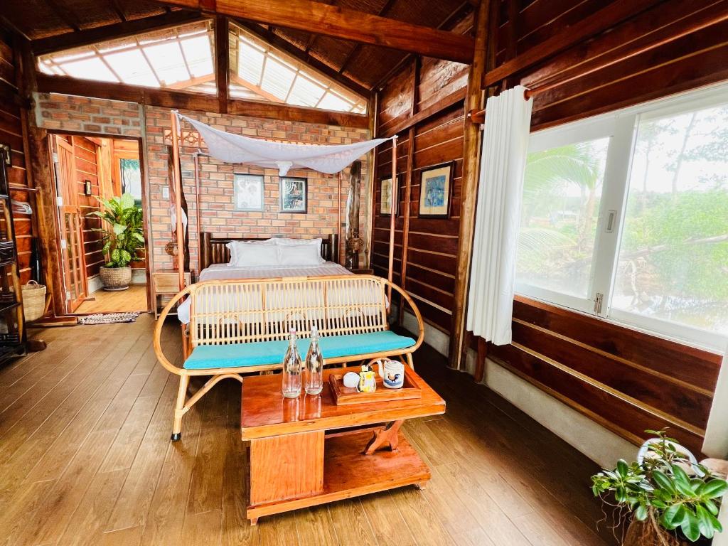 ein Schlafzimmer mit einem Bett in einem Zimmer mit Holzwänden in der Unterkunft Bamboo Cottages in Phu Quoc