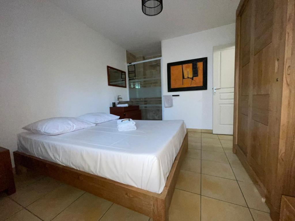 En eller flere senge i et værelse på T3 Hevi - 68m2 avec terrasse extérieure et piscine commune - La Saline-les-Bains