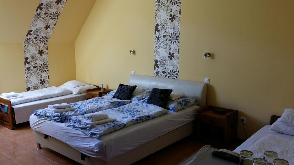Posteľ alebo postele v izbe v ubytovaní Bástya Hotel