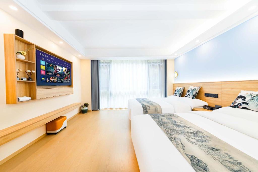 TV a/nebo společenská místnost v ubytování Huangshan Danqing Elegant Garden Smart Vacation Villa Boutique Guesthouse