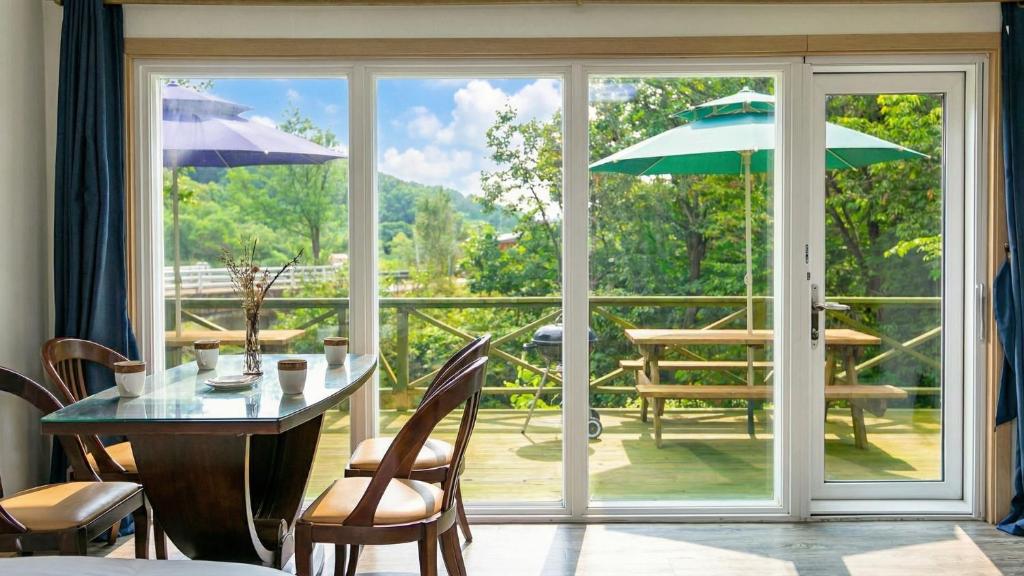 En balkon eller terrasse på Hongcheon When You Are There Pension