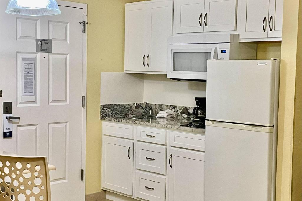 Kuchyň nebo kuchyňský kout v ubytování Suburban Studios Fort Myers Cape Coral
