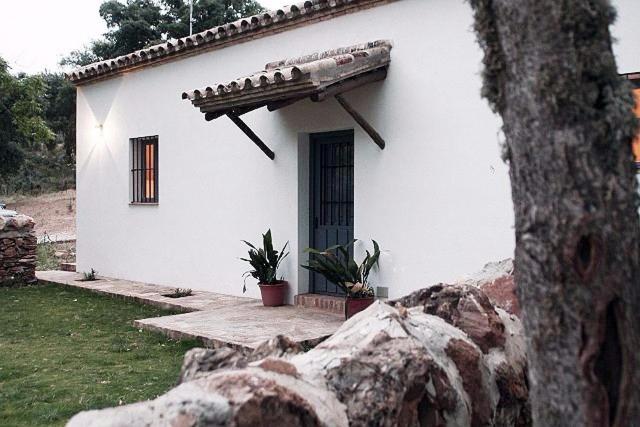 Casa blanca con ventana y techo en Casas Rurales La Lapa, en El Cerro del Hierro
