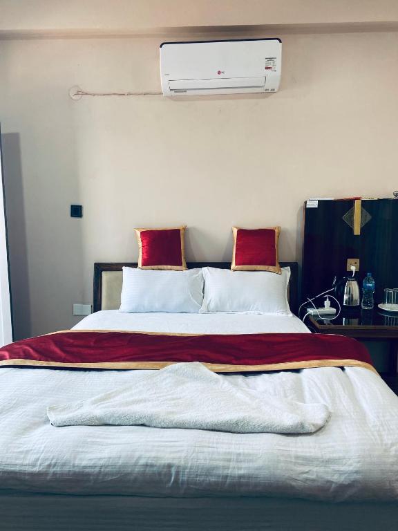 una camera da letto con un letto grande con cuscini rossi e bianchi di Mm inn hotel 