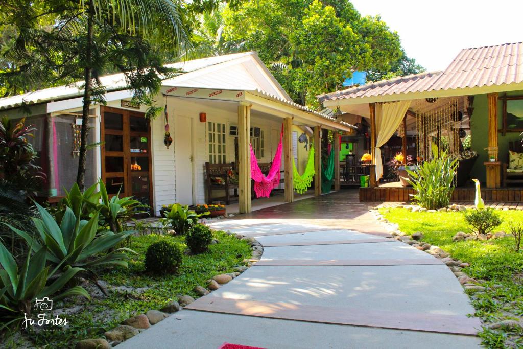 una pasarela frente a una casa en Pousada Villa Maria, en Ilha do Mel