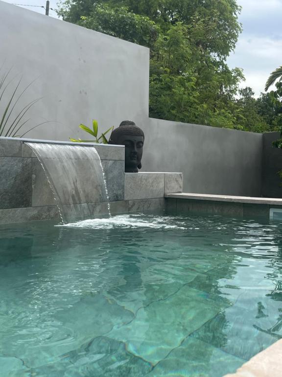 Bazén v ubytování Case Ylang Blossom maison neuve avec piscine nebo v jeho okolí