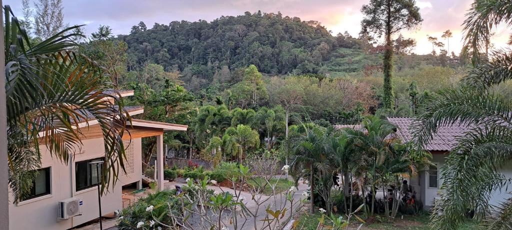 een huis met uitzicht op een berg bij Villa Lyn Kai Bae in Khlaung Phai Bae