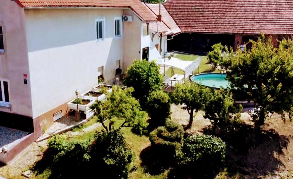 een luchtzicht op een huis met een zwembad en bomen bij Kajžarka in Miklavž pri Ormožu