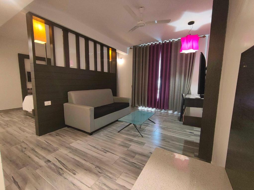 un salon avec un canapé et une table dans l'établissement POP 84200K M K Elegance Inn, à Coimbatore (Peelamedu)