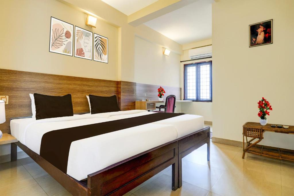 a bedroom with a large bed in a room at Super Collection O MG Road in Cochin