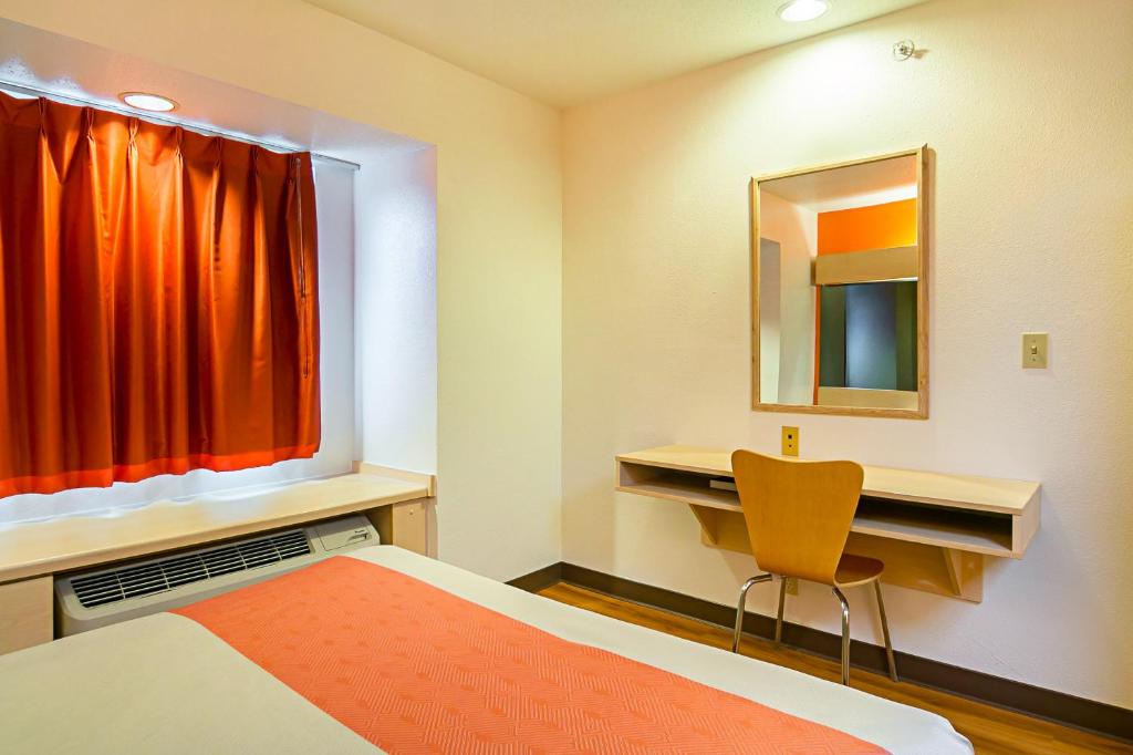 Motel 6-Sycamore, IL - Deluxe Queen Suite - Non-Smoking
