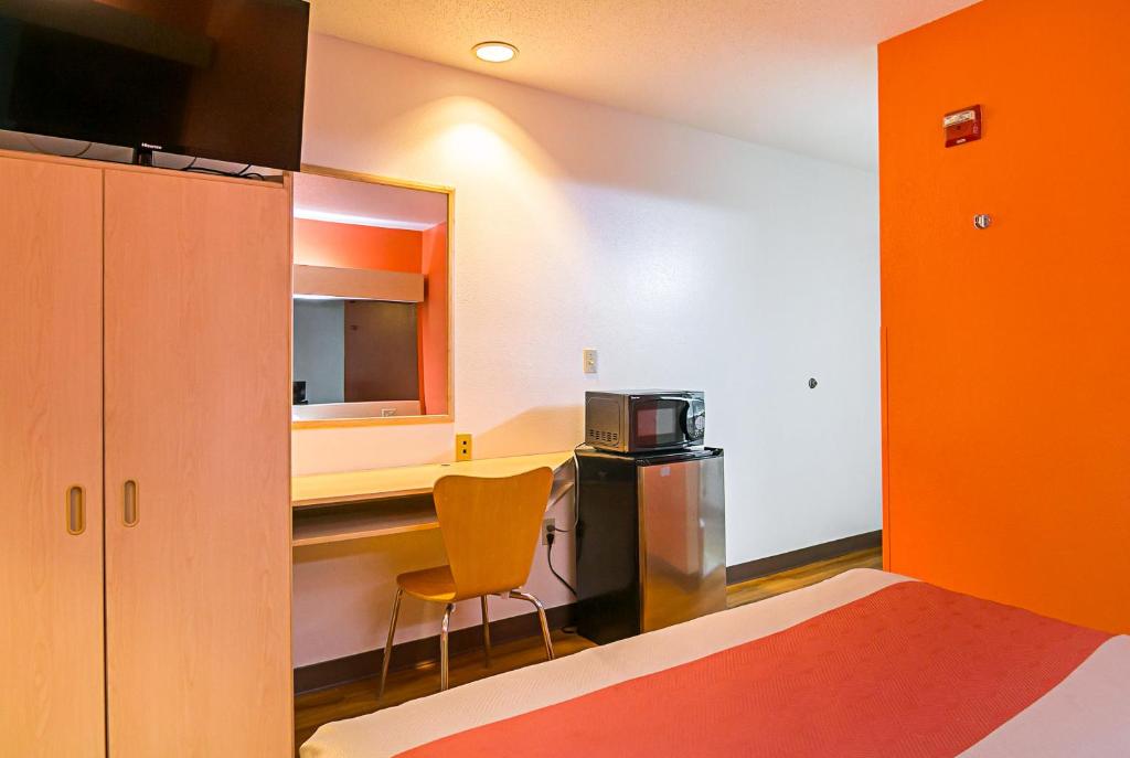 Motel 6-Sycamore, IL - Queen Room - Disability Access