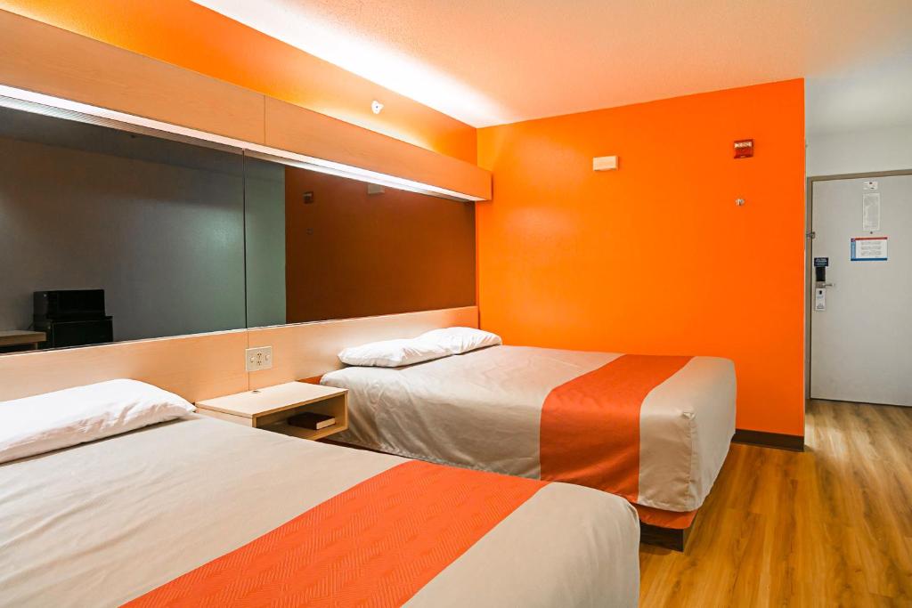 Motel 6-Sycamore, IL - Queen Room With Two Queen Beds - Non-Smoking