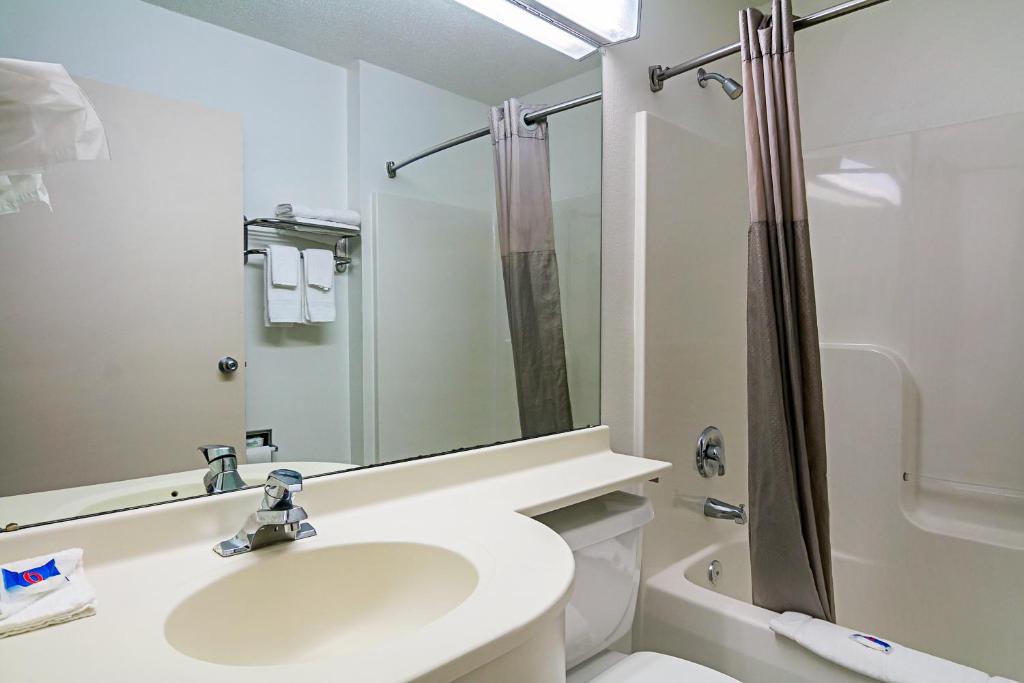 Motel 6-Sycamore, IL - Queen Room - Disability Access - Non-Smoking
