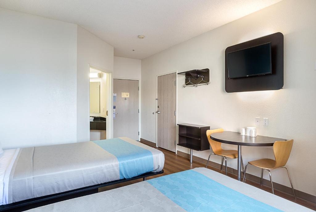 TV a/nebo společenská místnost v ubytování Motel 6-Page, AZ
