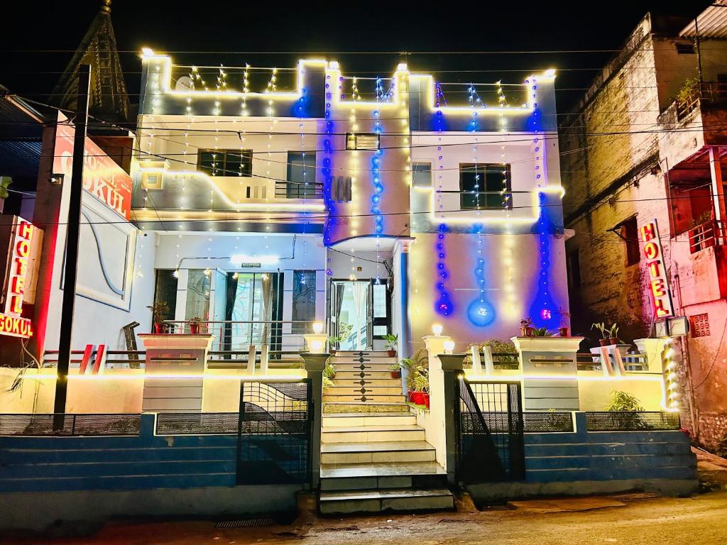 een wit gebouw met lichten aan de voorkant bij Gokul Hotel in Maheshwar