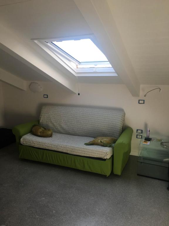 a green couch in a room with a skylight at Casa Maria in Salerno