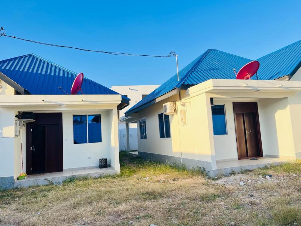 een paar huizen met rode daken bij home in Nungwi