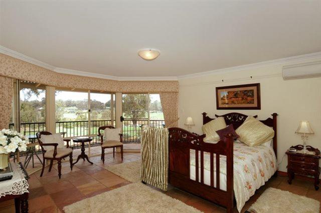 Lakeview Lodge - West Wing Queen Room
